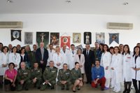 Menores ingresados en el Materno Infantil reciben la visita de la Brigada Paracaidista