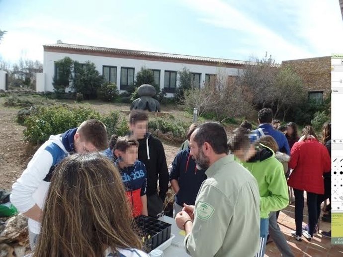 Un grupo de alumnos durante la visita al Jardín Micológico