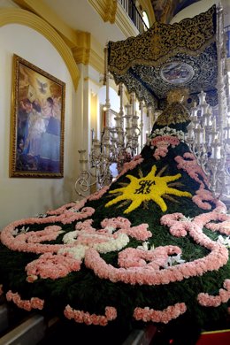 Manto de flores naturales de María Santísima de las Penas