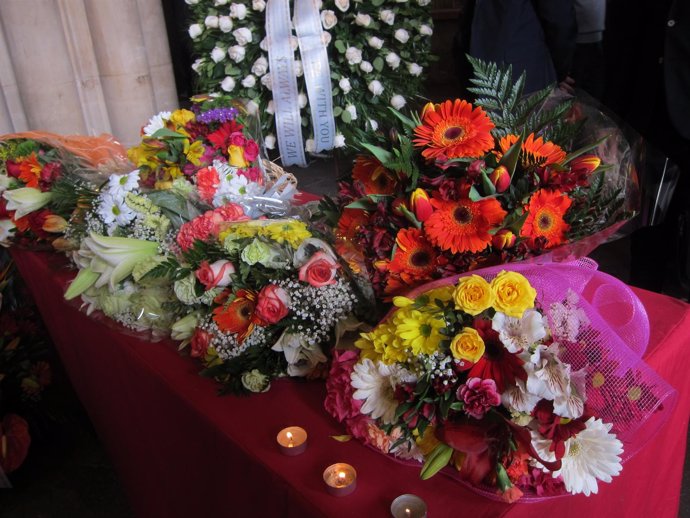Flores en recuerdo de las víctimas del accidente de autobús en Freginals