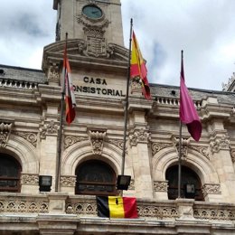Bandera belga con crespón negro en el balcón del Ayuntamiento de Valladolid