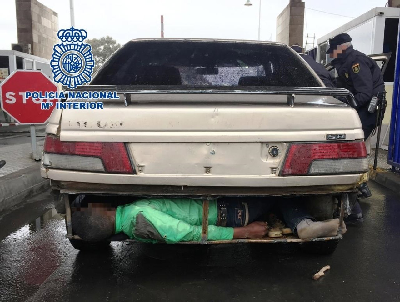 Inmigrante oculto en un coche