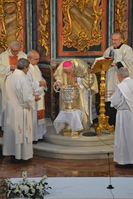 El obispo de Huelva, José Vilaplana, en la misa crismal. 
