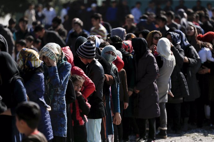 Refugiados esperan a recibir ayuda en un centro cerca de Atenas