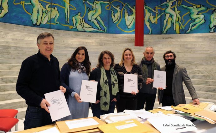 Jurado y autoridades con ejemplares del logotipo 'Joli'