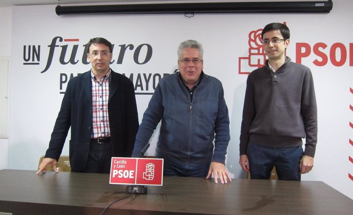 Sánchez Amor junto a Fernando Pablos (izquierda) y José Luis Mateos (derecha)