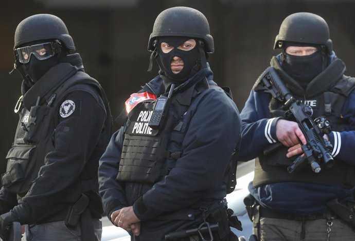 Policía belga tras los atentados 