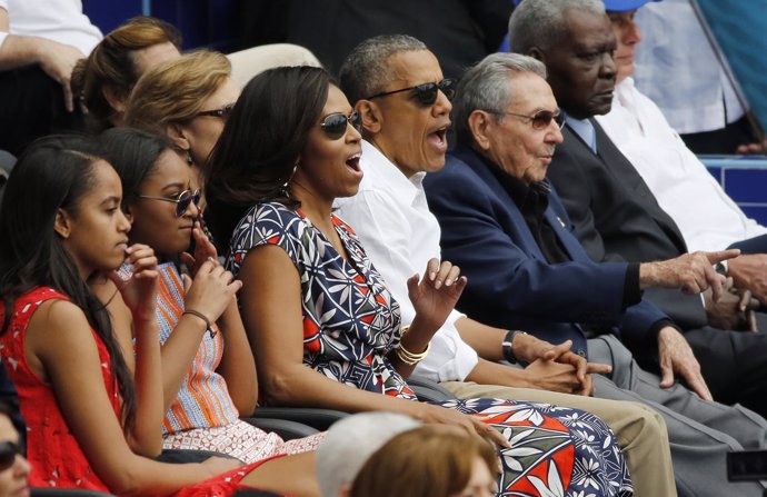 La familia Obama y Raúl Castro en un partido de béisbol