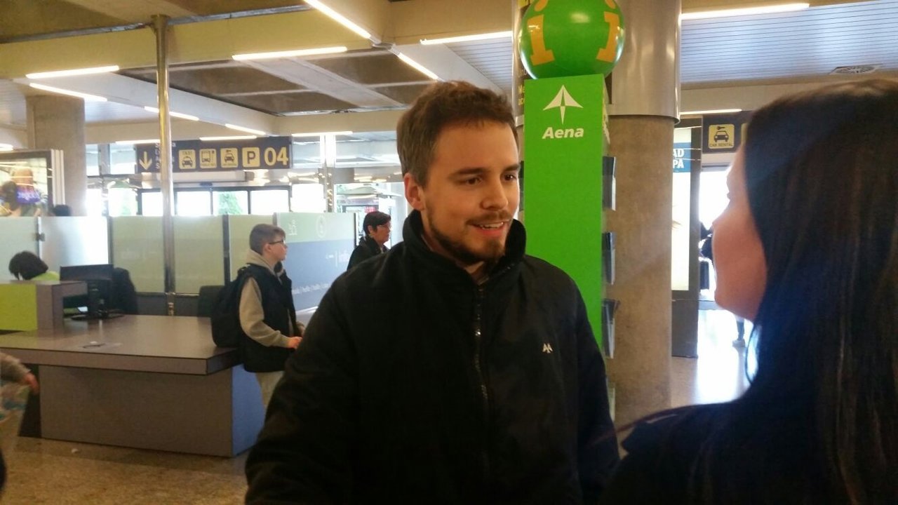 Un pasajero llega a Palma de Mallorca procedente de Bruselas