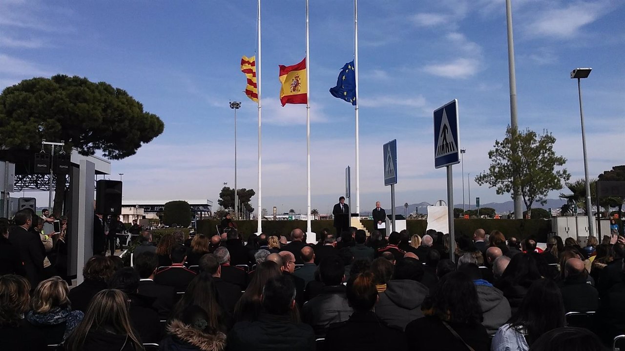 El pte.De la Generalitat, Carles Puigdemont, en el homenaje de Germanwings