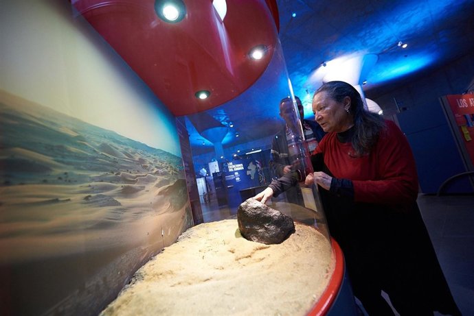 Elsa López visita el Museo de la Ciencia y el Cosmos