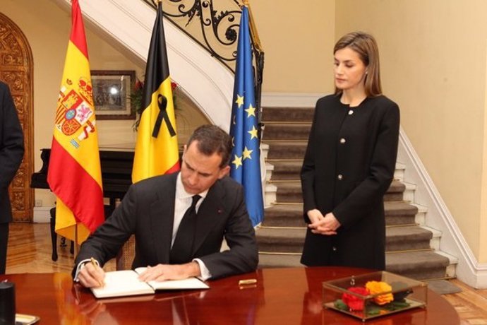 Los Reyes firman el libro de condolencias por los atentados de Bruselas