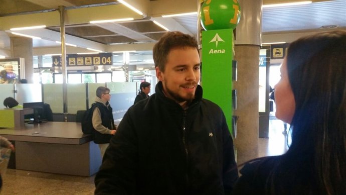 Un pasajero llega a Palma de Mallorca procedente de Bruselas