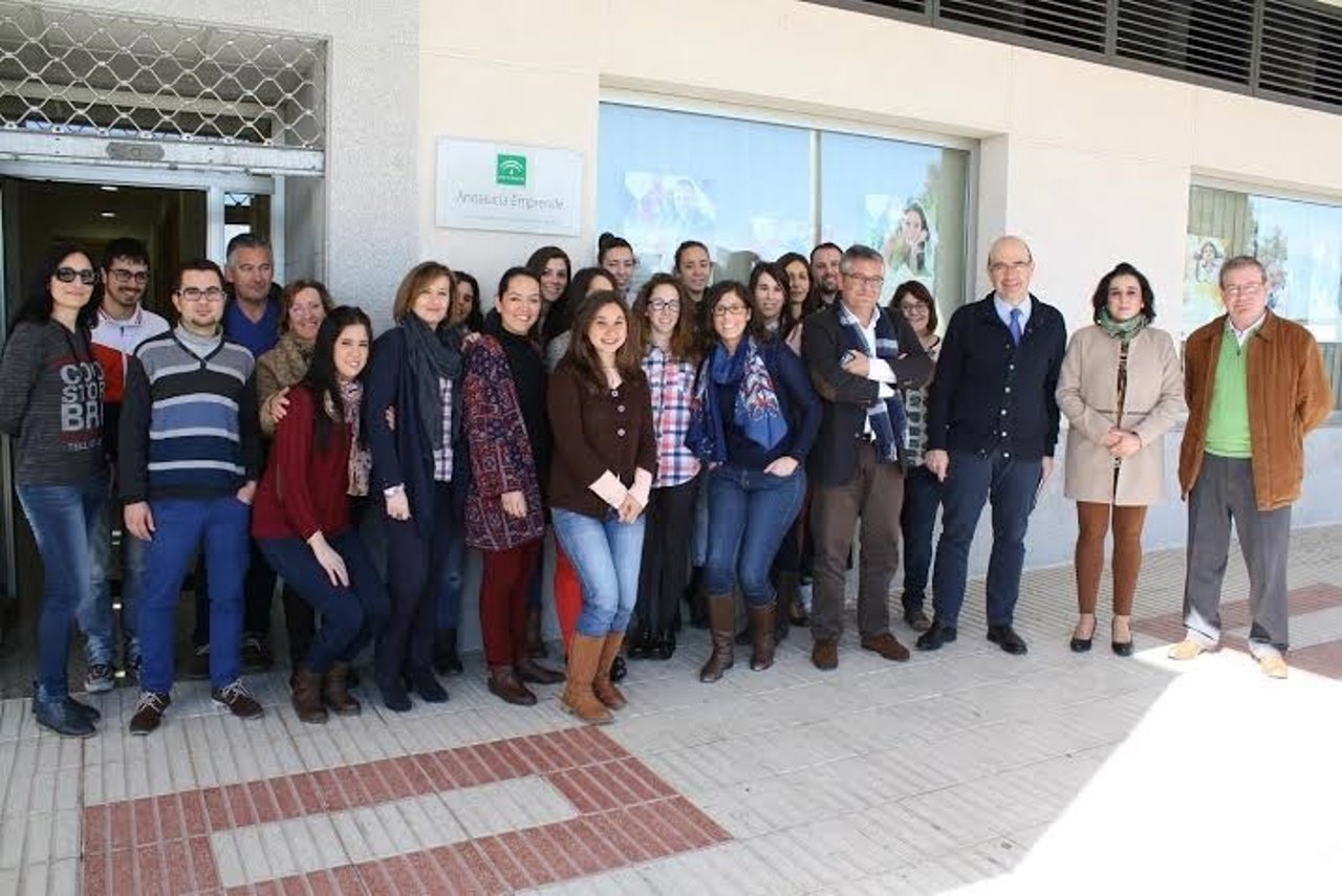Carmona (dcha.) junto a personas participantes en las 'Lanzaderas'
