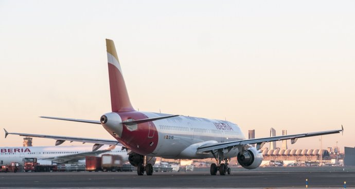 Airbus 321 de Iberia en la pista, avión, turismo, turista, aerolíneas