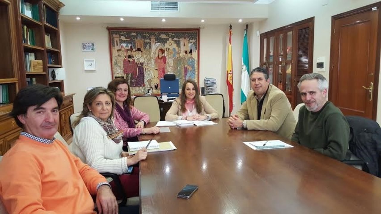 Ruiz (centro) se reúne con la junta directiva de directores