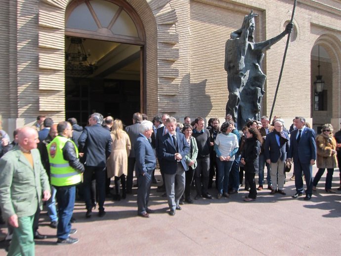 Minuto de silencio en el Ayuntamiento de Zaragoza