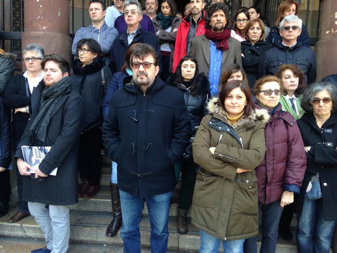 Minuto de silencio a las puertas de CC.OO.-Aragón.