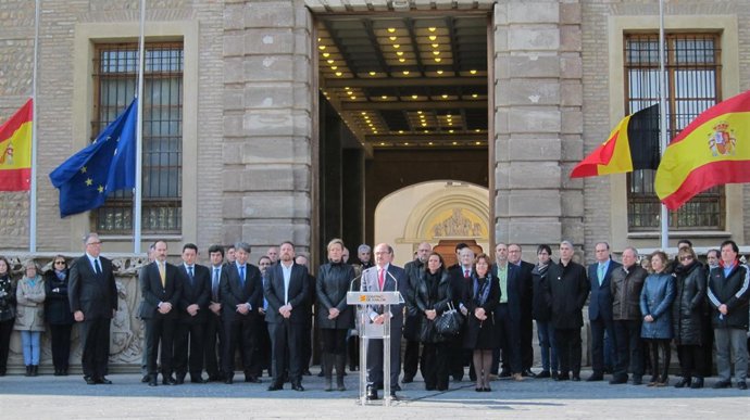Concentracion en el Gobierno de Aragón en repulsa por los atentados de Bruselas