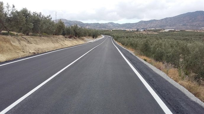 La carretera de acceso a Urrácal ha sufrido obras de mejora del firme.