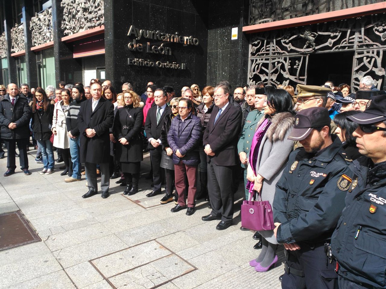 Minuto de silencio en el Ayuntamiento de León