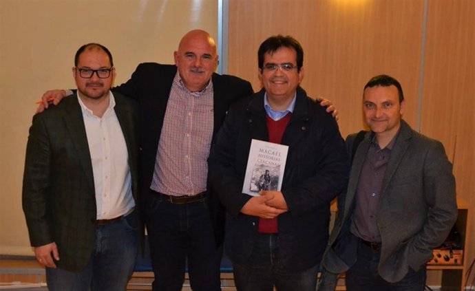 Andrés Molina Franco, arropado durante la presentación de su libro.