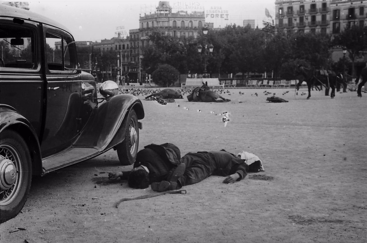  'Morts A La Placa Catalunya, 19 De Juliol De 1936' (Centelles)