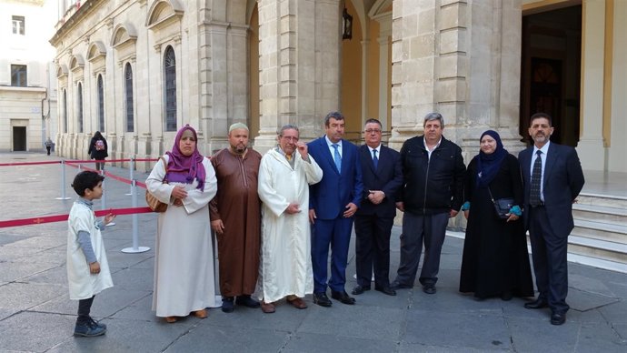 Miembros de la Comunidad Islámica antes de la concentración.