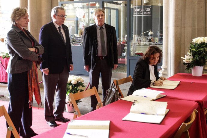 La presidenta de la Diputación de Barcelona, Mercè Conesa, firma el libro