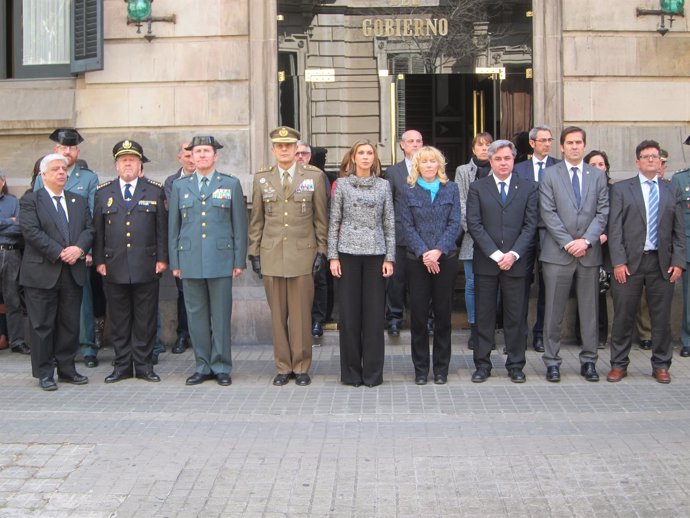 Minuto de silencio en la Delegación del Gobierno en Catalunya