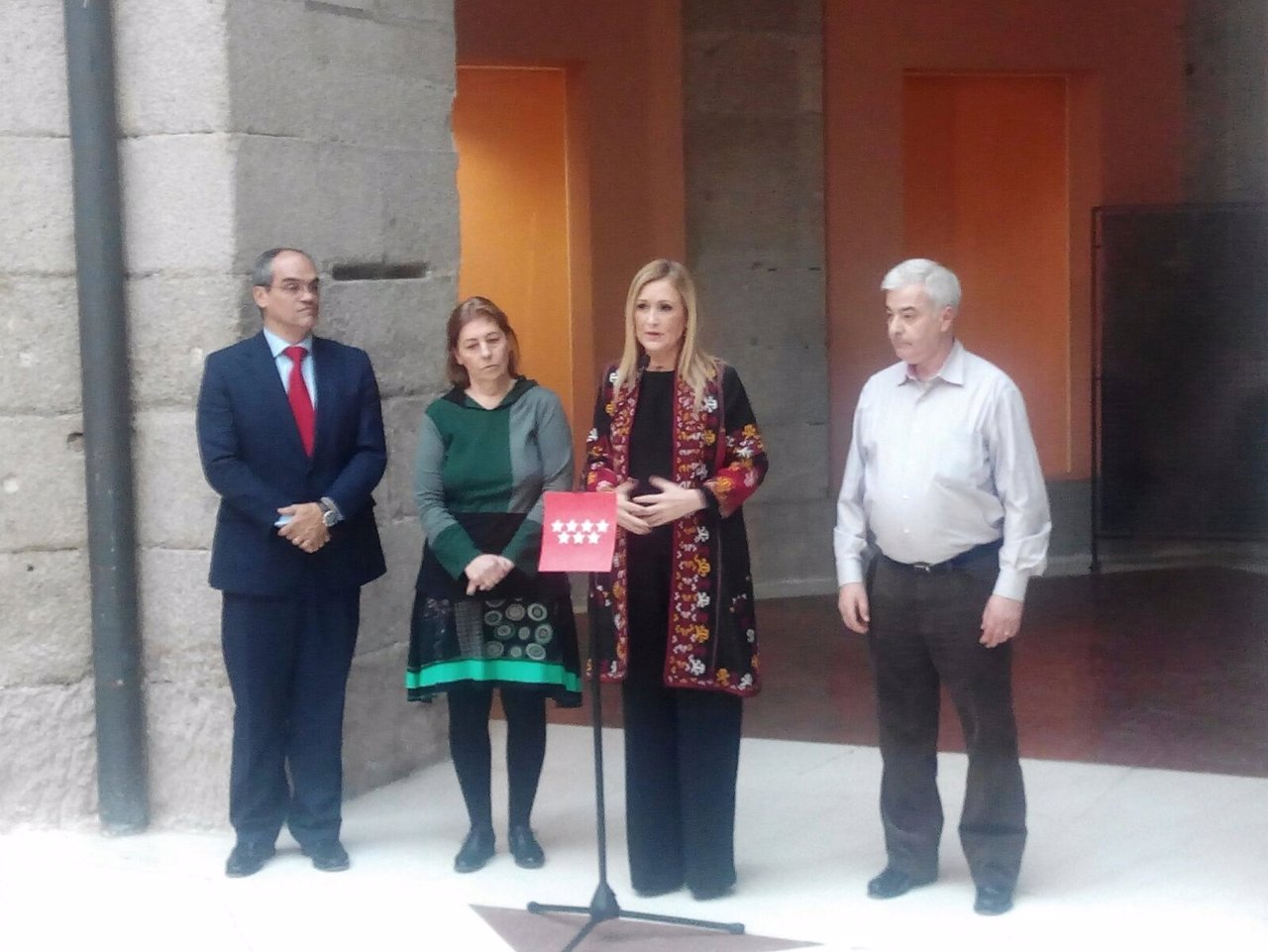 Cristina Cifuentes con los padres del menor que se suicidó en Leganés