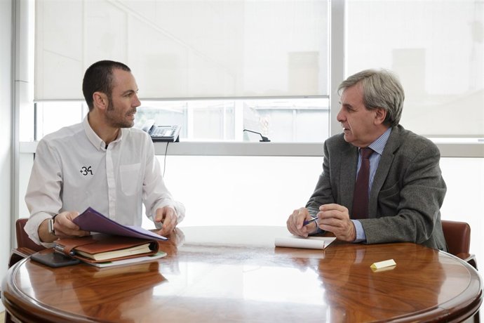 De la Sierra se reúne con el director de la Fundación +34