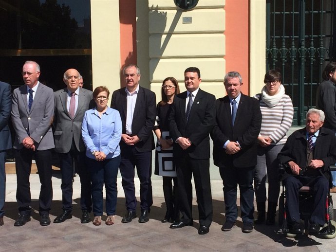 Tovar junto miembros del PSOE en minuto de silencio Ayuntamiento de Murcia