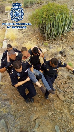 Agentes de la Policía Nacional rescatando al joven que había caído a un barranco