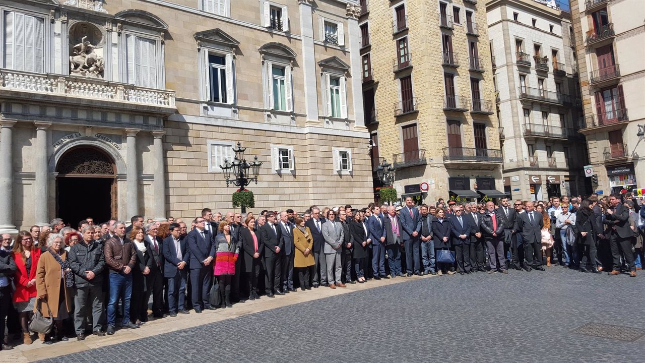 Puigdemont y Colau encabezan un minuto de silencio por los atentados en Bruselas