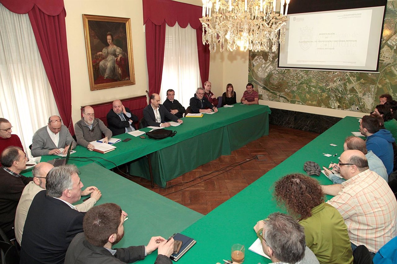 Joseba Asiron, con hosteleros y vecinos del Casco Antiguo de Pamplona.