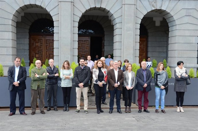 Minuto de silencio en el Cabildo de Tenerife