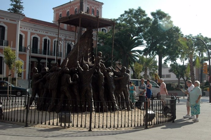 Monumento a la Virgen del Rocío en Huelva.  