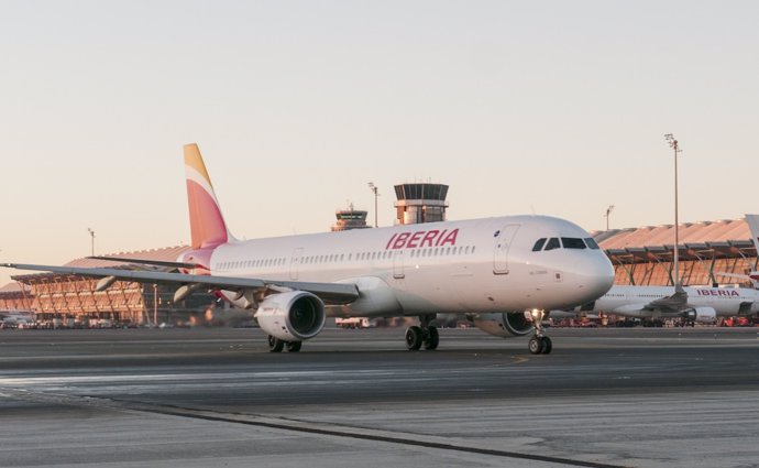 Airbus 321 de Iberia en la pista, avión, turismo, turista, aerolíneas