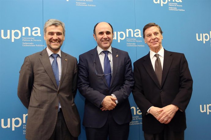 Carlosena, Ayerdi y Echeberría posan tras firmar el convenio.