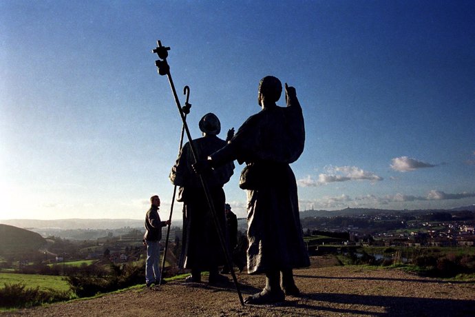 Esculturas en homenaje a los peregrinos en el Monte do Gozo