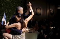 Obama se lanza a bailar un tango durante la cena de Estado en Argentina