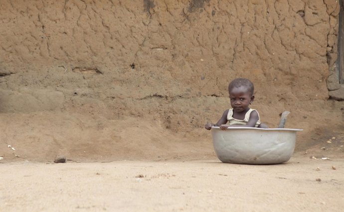 Niño sin acceso a agua potable