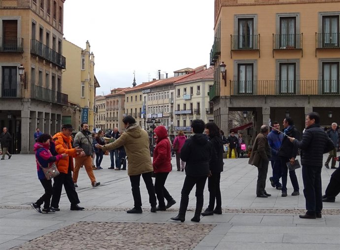 Turistas en el centro de Segovia. 