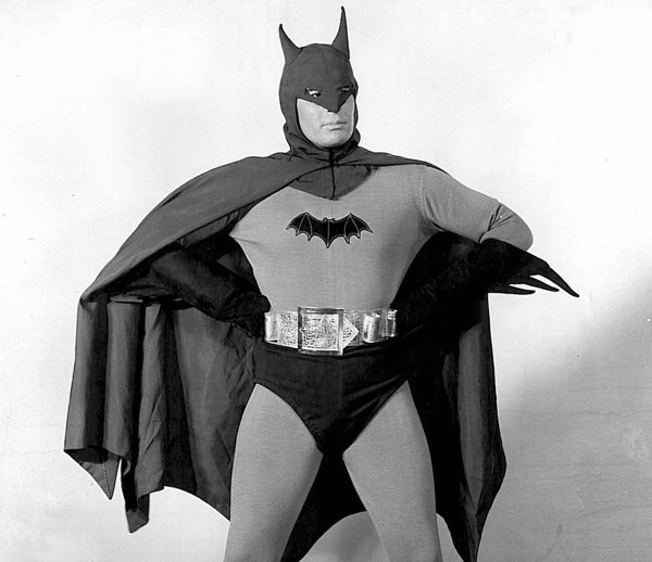 Batman v Superman: Los 14 trajes del caballero oscuro en cine y televisión