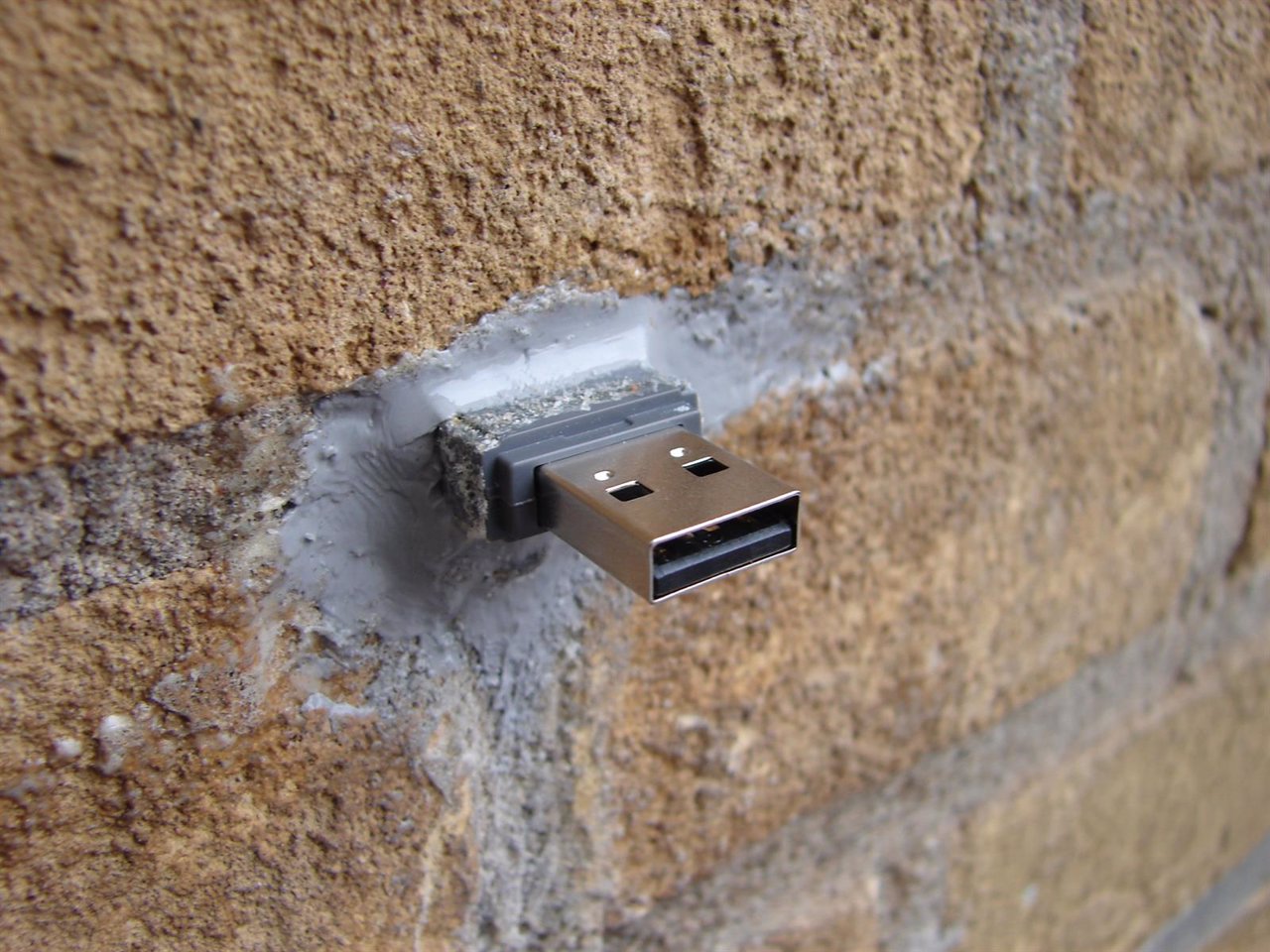 Miles de memorias USB escondidas por todo el mundo. ¿Qué son las dead drops?