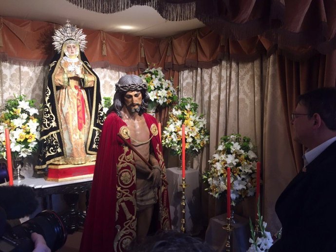 Ximo Puig ante una imagen religiosa