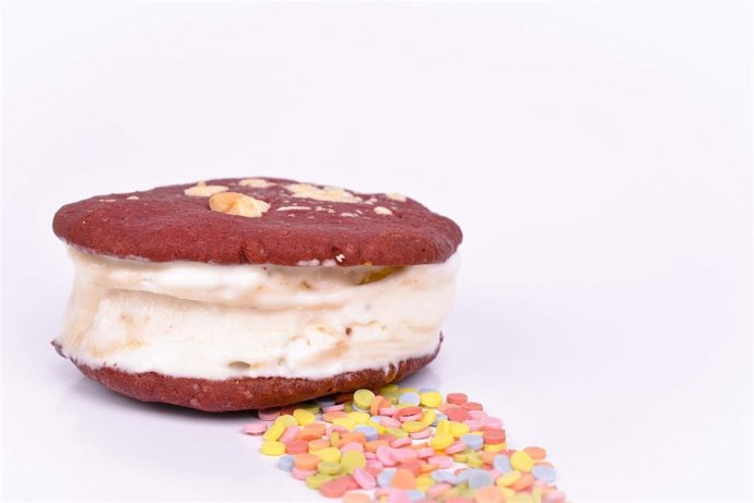 Helado vegano de sorbete de limón con cookie red velvet