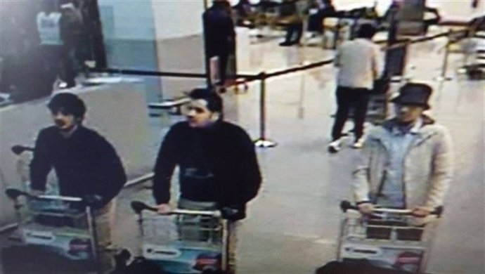 Imagen de los terroristas sospechosos de atentar en el aeropuerto de Bruselas