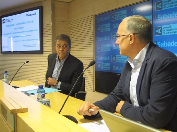El periodista Josep Maria Puyal y el sociólogo Salvador Cardús en conferencia